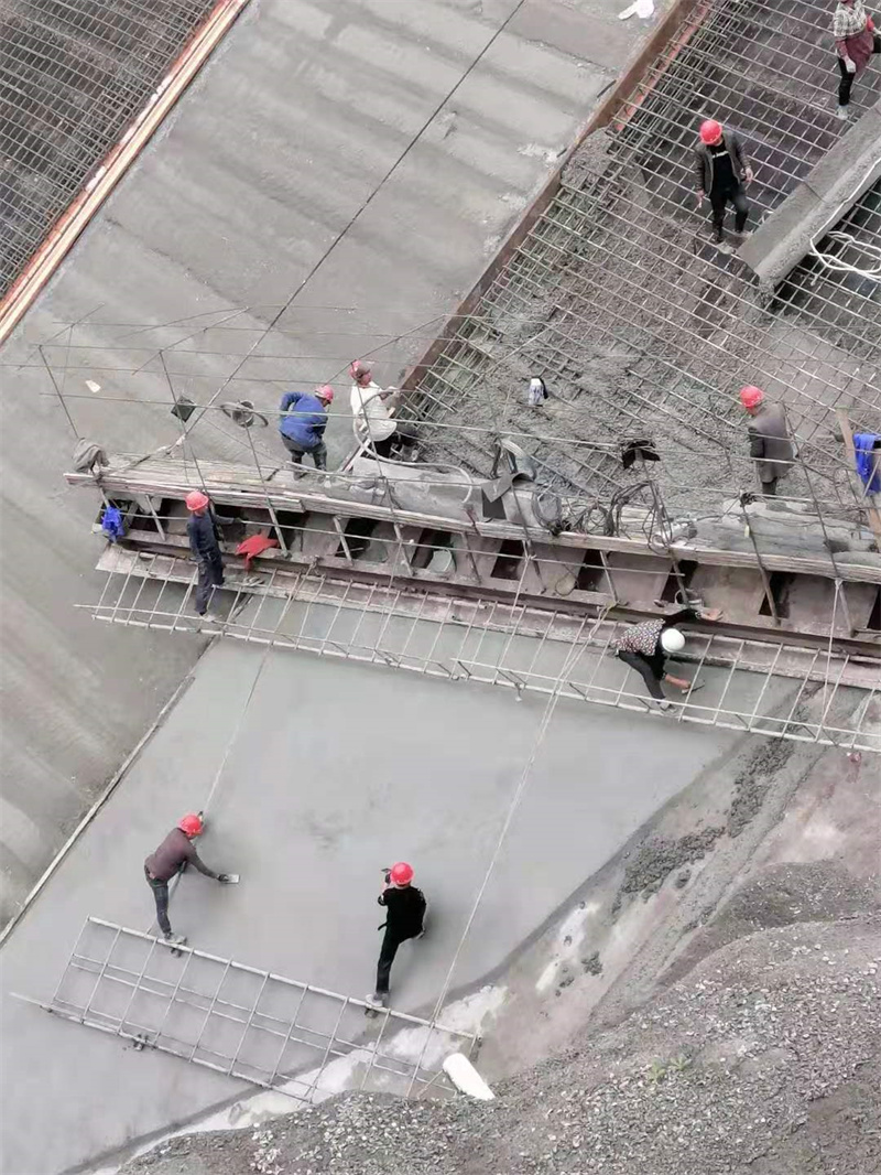 簡(jiǎn)易型單副護(hù)坡滑模機(jī)在水庫(kù)大壩,壩體面板的混凝土滑模施工